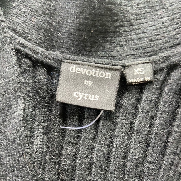 Devotion by Cyrus Cardigan - Picture 5 of 15